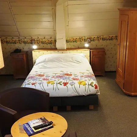 De Emauspoort 3*